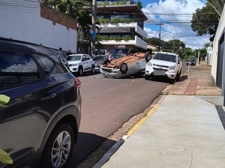 Carro capota após colisão e acidente envolve cinco veículos ao lado da Câmara de Campo Grande
