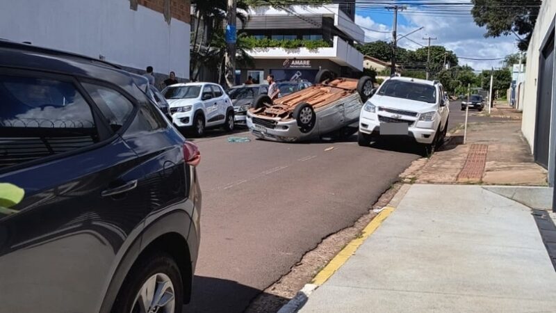 Carro capota após colisão e acidente envolve cinco veículos ao lado da Câmara de Campo Grande