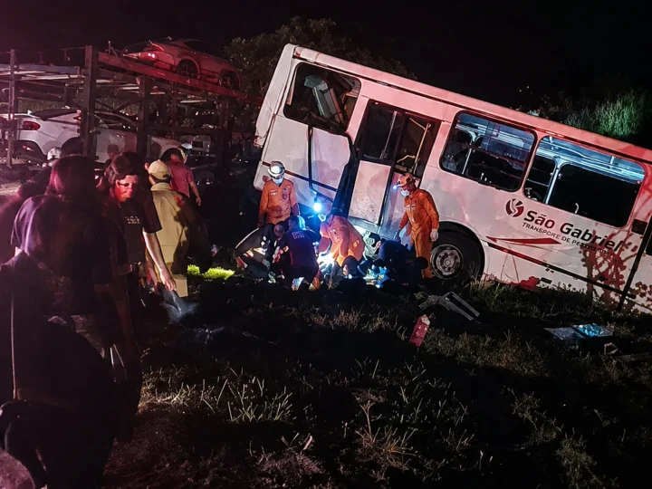 Ônibus com trabalhadores sai da pista após colisão com carreta-cegonha na BR-163 em São Gabriel do Oeste