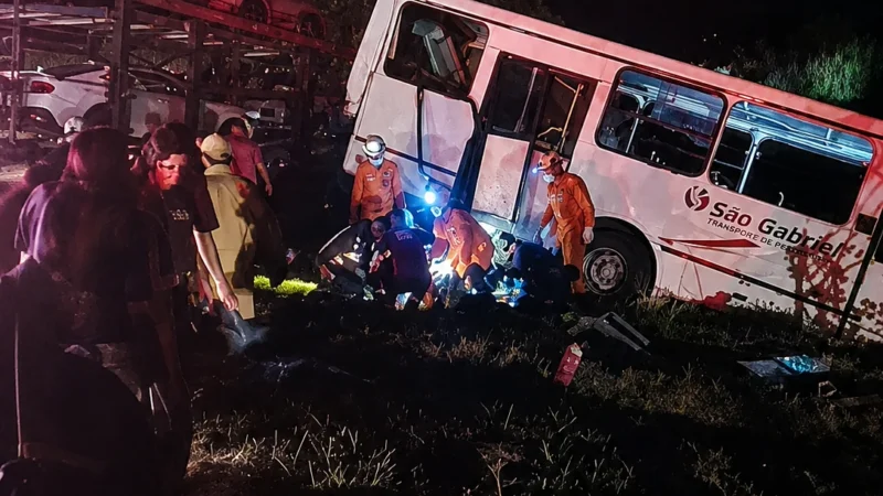 Ônibus com trabalhadores sai da pista após colisão com carreta-cegonha na BR-163 em São Gabriel do Oeste