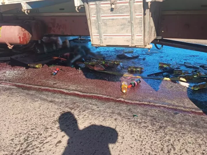 Homem morre após colisão entre carretas em trecho de pare e siga na BR-163