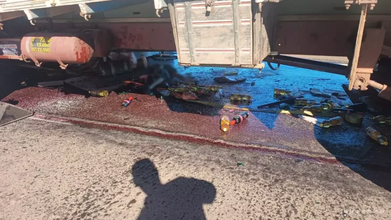 Homem morre após colisão entre carretas em trecho de pare e siga na BR-163