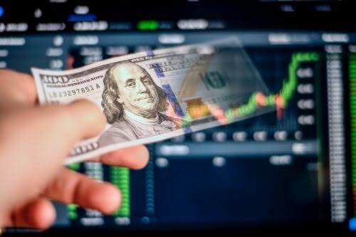 Dólar fecha estável e Bolsa sobe após desaceleração do mercado de trabalho nos EUA