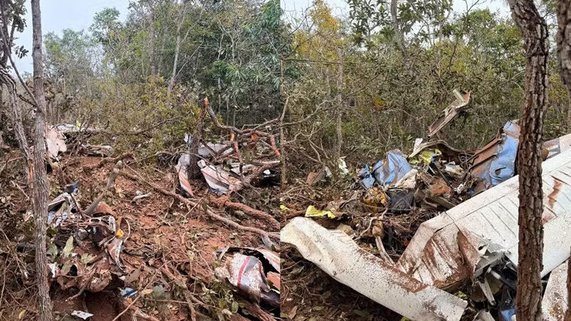 Após perícia, corpos de vítimas de queda de avião são retirados de mata em Campo Grande