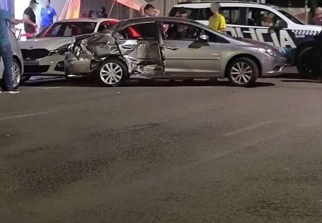 Suspeita de racha termina em acidente com três veículos na Vila Planalto, em Campo Grande
