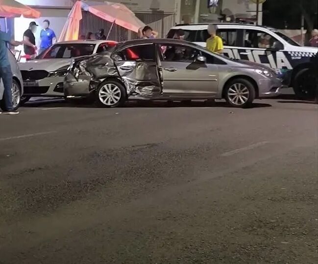 Suspeita de racha termina em acidente com três veículos na Vila Planalto, em Campo Grande