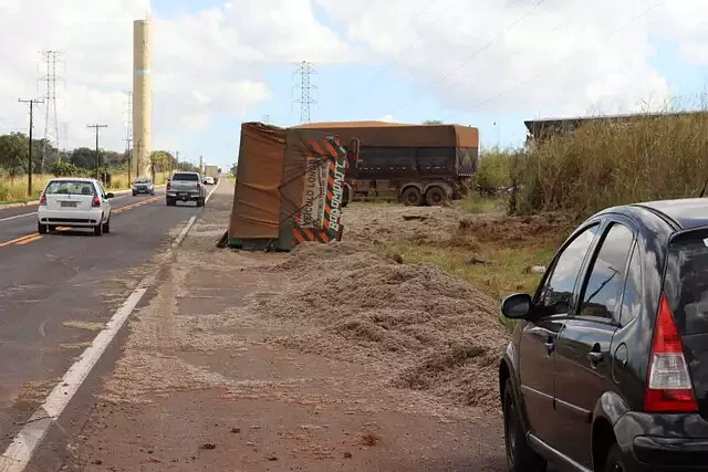 Compartimento de tritrem tomba na BR-262 em Campo Grande e carga fica espalhada às margens da rodovia