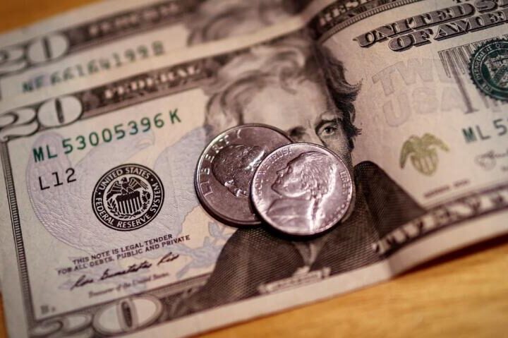 Dólar fecha em queda a R$ 5,13 e amplia desvalorização frente ao real em 2026