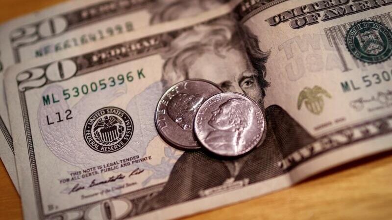 Dólar fecha em queda a R$ 5,13 e amplia desvalorização frente ao real em 2026
