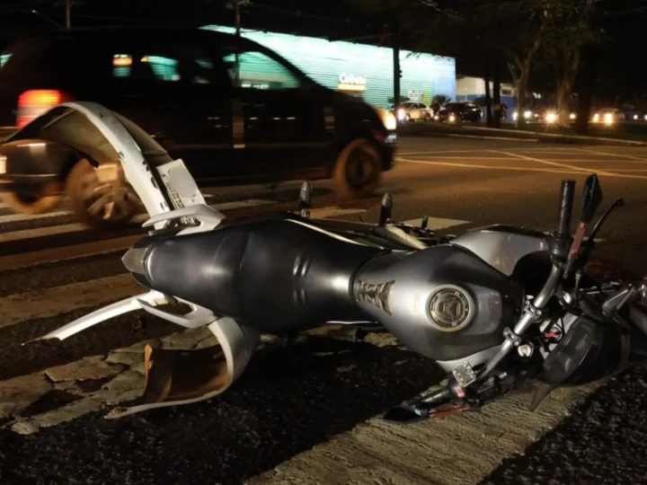 Colisão na Afonso Pena termina com motociclista ferido e motorista fugindo sem o para-choque