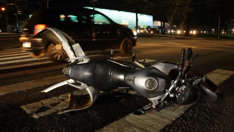 Colisão na Afonso Pena termina com motociclista ferido e motorista fugindo sem o para-choque