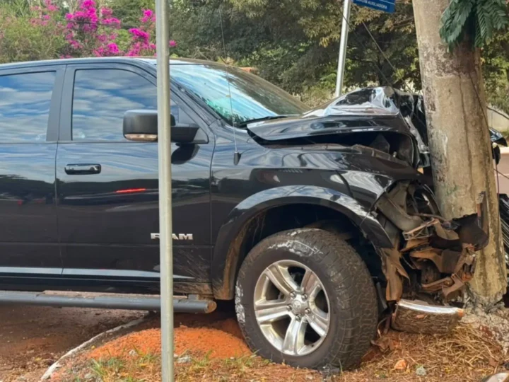 Motorista abandona Dodge Ram após bater em poste e deixar moradores sem energia em Campo Grande