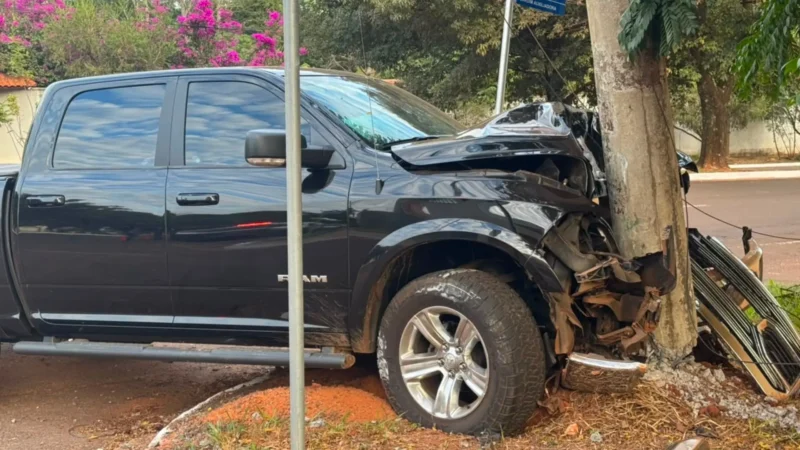 Motorista abandona Dodge Ram após bater em poste e deixar moradores sem energia em Campo Grande