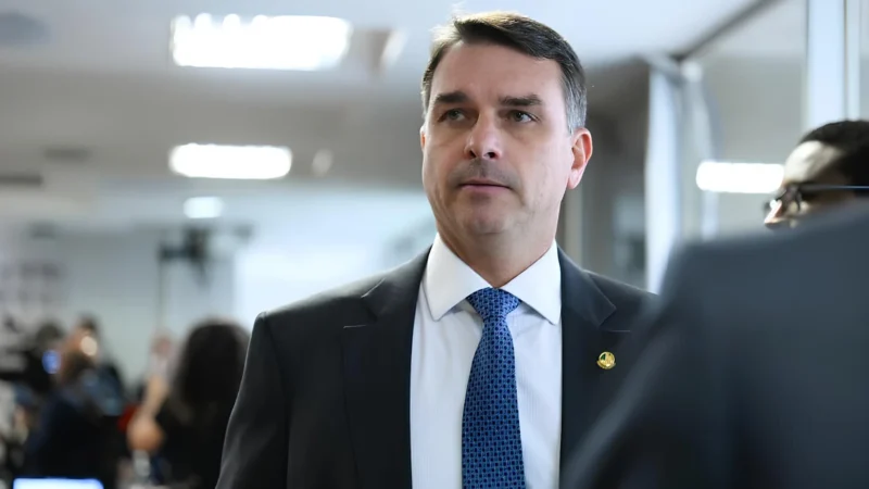 Moraes suspende visitas de Flávio Bolsonaro a Jair Bolsonaro por 90 dias após publicação de carta