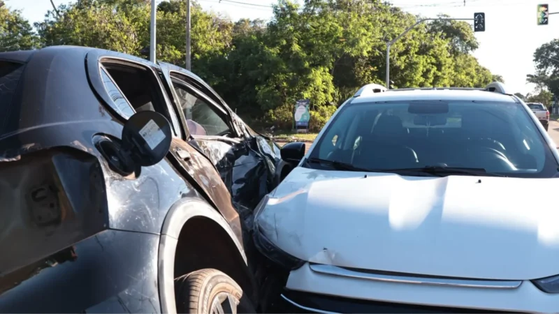 Motorista fica ferido após colisisão entre Gol e Toro em cruzamento de Campo Grande