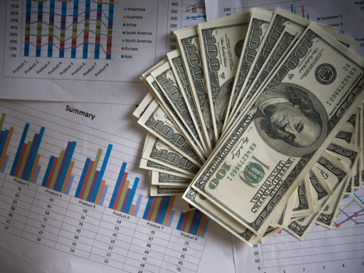 Dólar fecha em queda após inflação dos EUA surpreender mercado