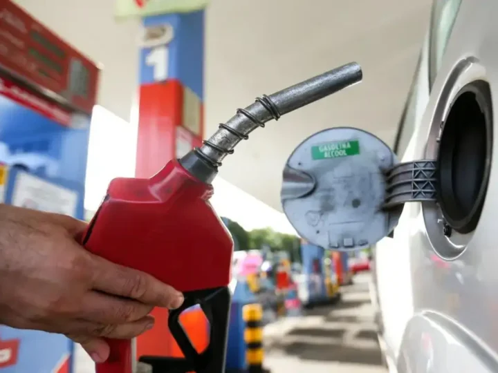 Abastecer em postos diferentes pode gerar economia de até R$ 35 na Capital