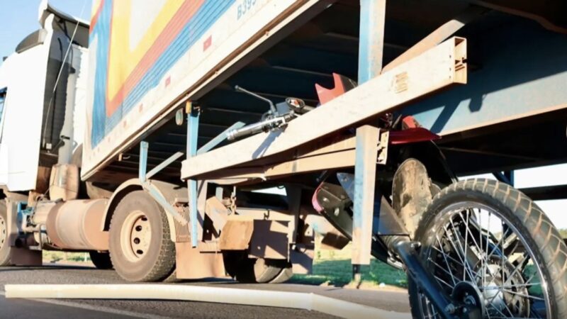 Motociclista e garupa ficam em estado grave após colisão com carreta no macroanel de Campo Grande