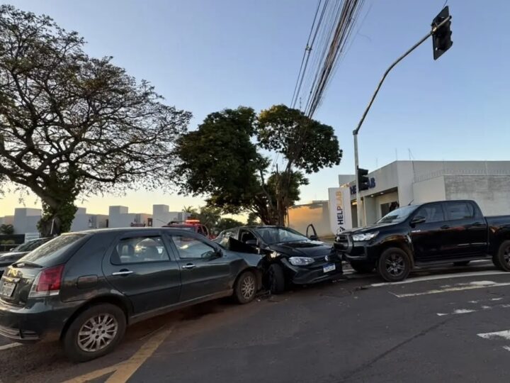 Colisão entre Palio e Polo atinge caminhonete e deixa três feridos em cruzamento de Campo Grande