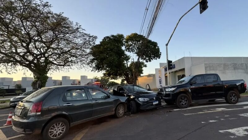 Colisão entre Palio e Polo atinge caminhonete e deixa três feridos em cruzamento de Campo Grande