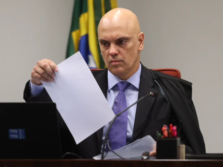 Alexandre de Moraes determina arquivamento de investigação contra Bolsonaro