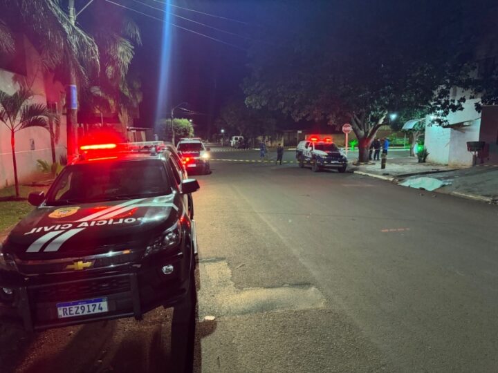 Homem é morto a tiros e jovem fica ferida em ataque na frente de residência em Ivinhema