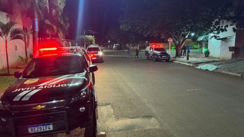 Homem é morto a tiros e jovem fica ferida em ataque na frente de residência em Ivinhema
