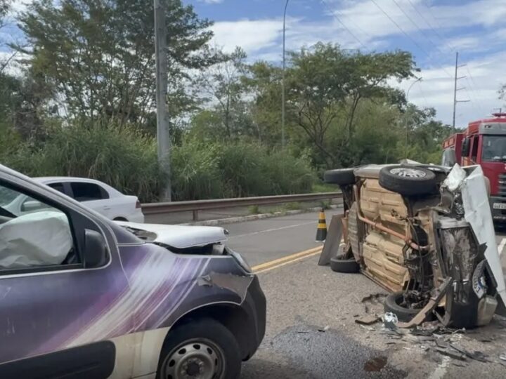Motorista é retirada pelo porta-malas após Uno tombar em colisão frontal em Campo Grande