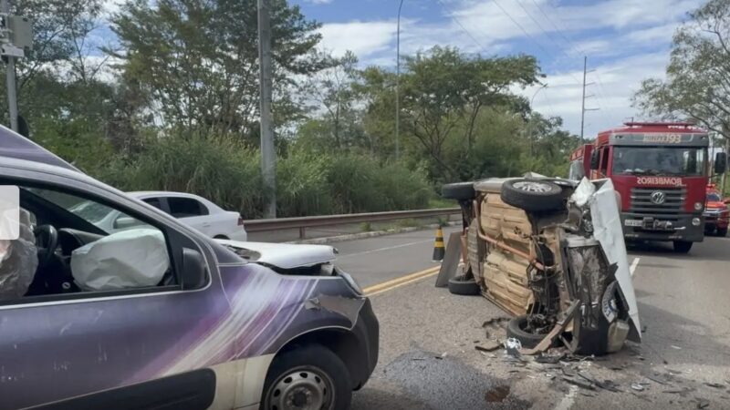 Motorista é retirada pelo porta-malas após Uno tombar em colisão frontal em Campo Grande