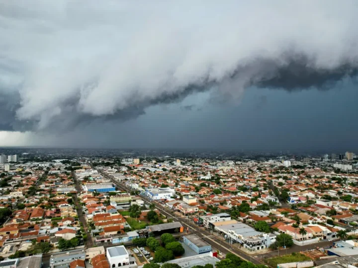 Após chegada da frente fria, MS terá dia de chuva, trovoadas e temperaturas mais baixas
