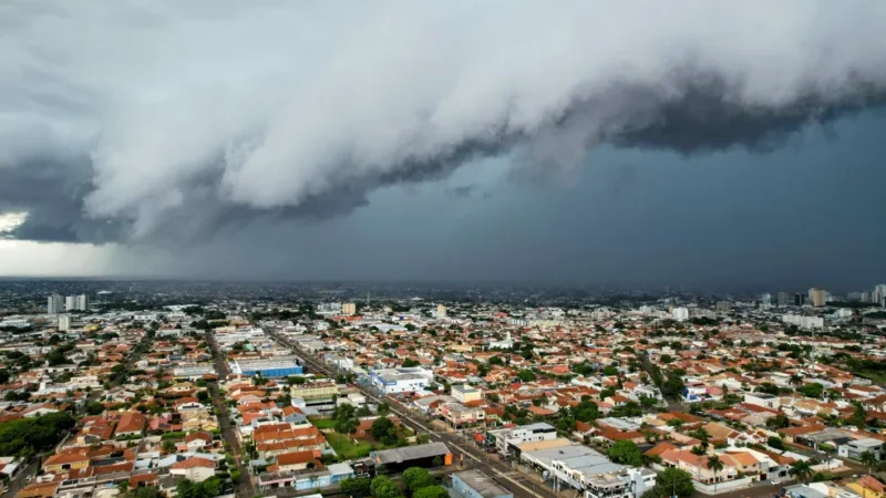 Após chegada da frente fria, MS terá dia de chuva, trovoadas e temperaturas mais baixas