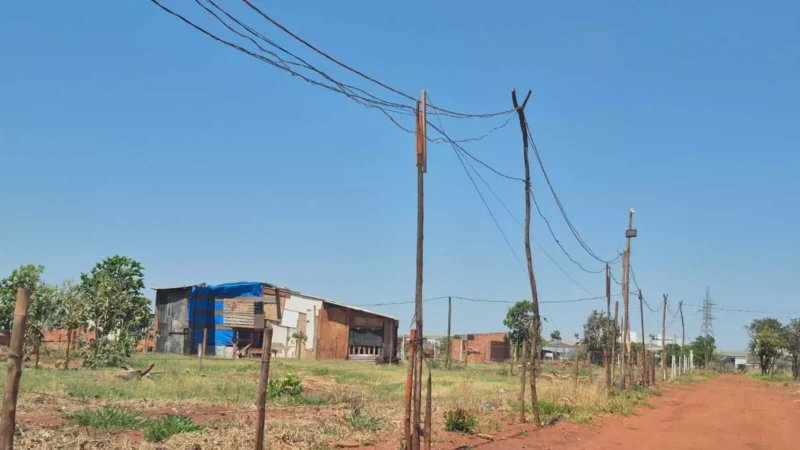 Operação da Energisa desliga ligações clandestinas e deixa mais de 200 famílias sem energia em Campo Grande