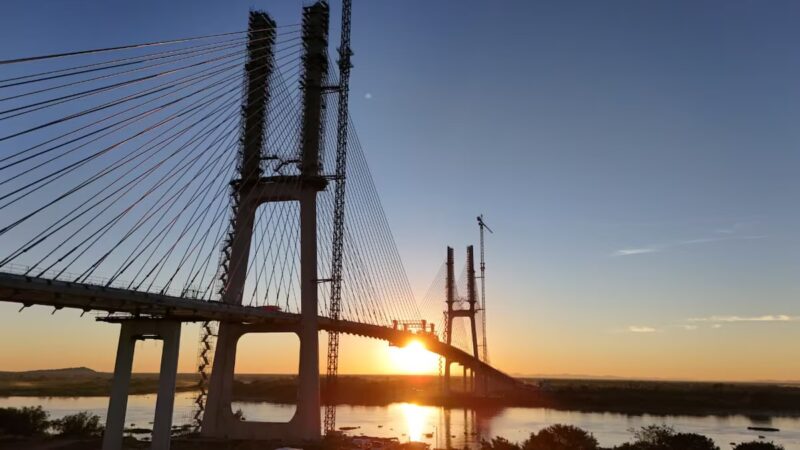 Ponte Bioceânica une Brasil e Paraguai com conclusão do “beijo da ponte” em Porto Murtinho