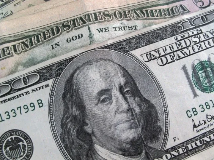 Dólar fecha em leve queda e Bolsa recua com impacto de tarifas dos EUA