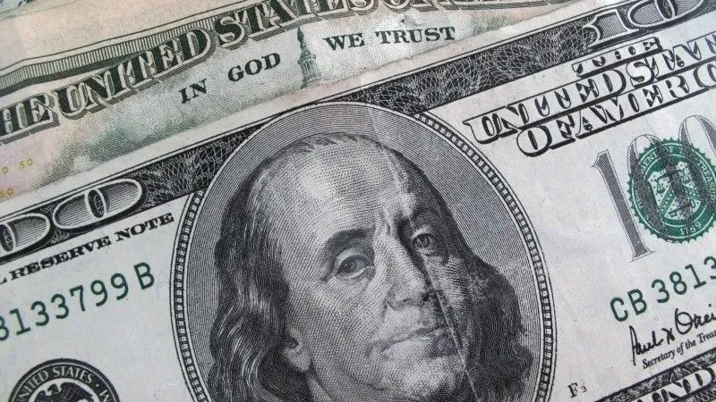 Dólar fecha em leve queda e Bolsa recua com impacto de tarifas dos EUA