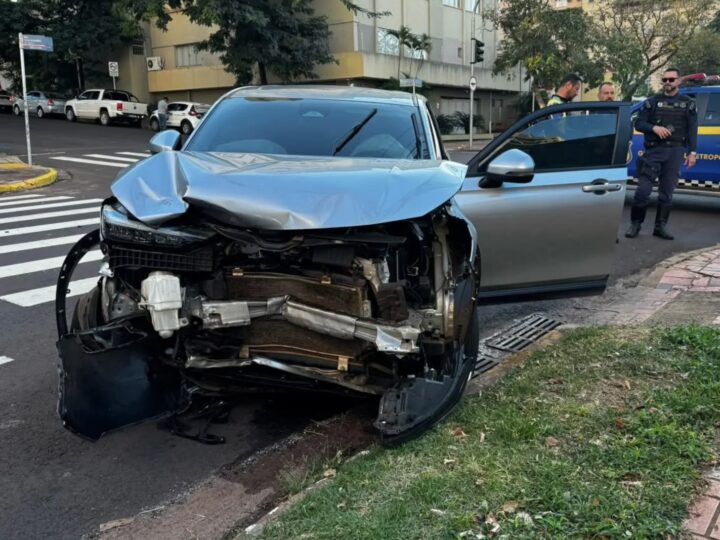 Avanço de sinal termina em acidente entre dois carros no Centro de Campo Grande