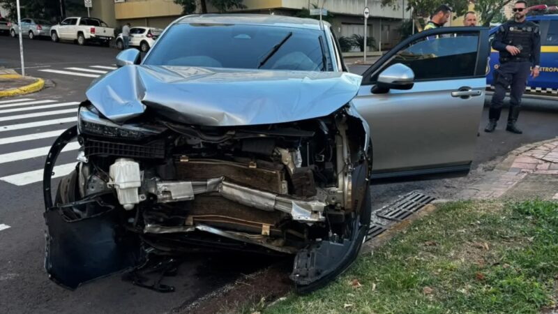 Avanço de sinal termina em acidente entre dois carros no Centro de Campo Grande