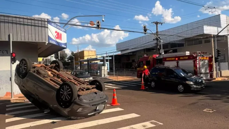 Motorista avança sinal vermelho e provoca capotamento em cruzamento de Campo Grande