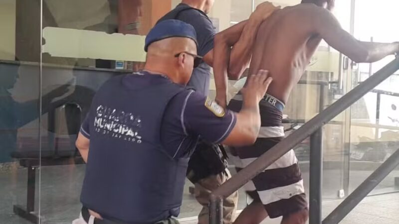 Homem é preso após ato de importunação sexual contra mulher e crianças em rodoviária