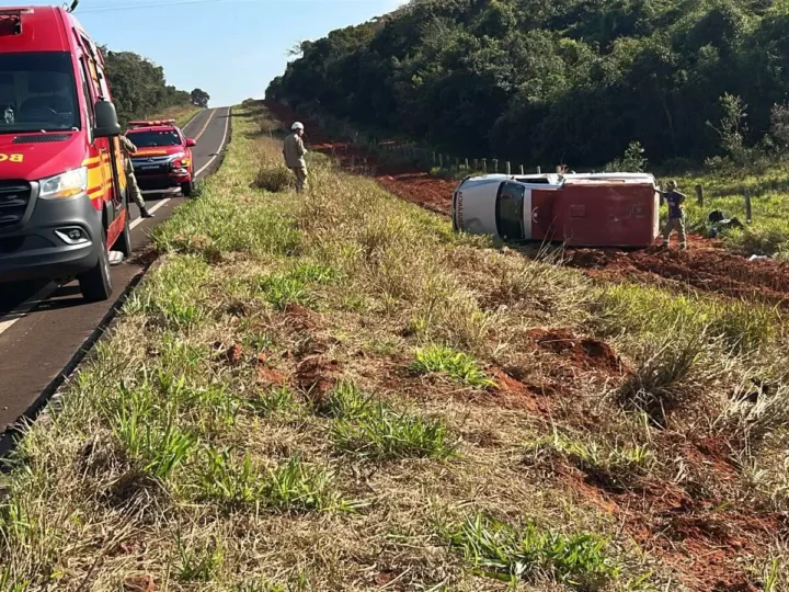 Ambulância tomba em rodovia de MS após estouro de pneu traseiro