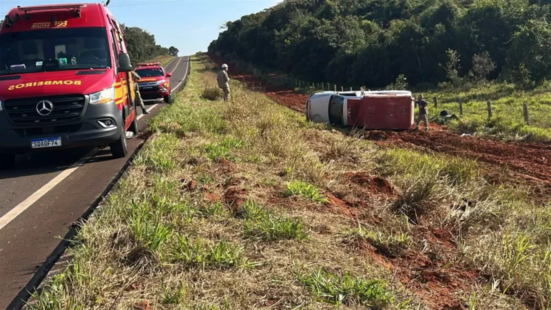 Ambulância tomba em rodovia de MS após estouro de pneu traseiro