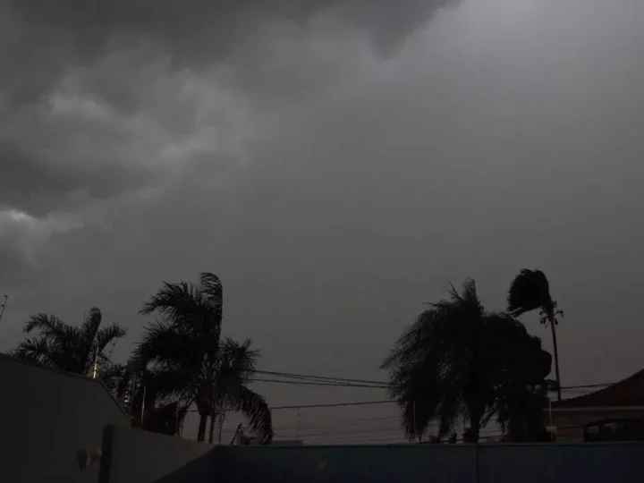 Temporal provoca falta de energia em sete bairros de Campo Grande