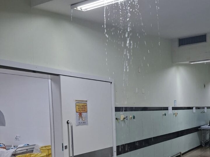 Teto da Maternidade Cândido Mariano cede com chuva e recepção é inundada em Campo Grande