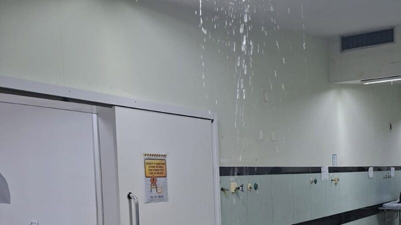 Teto da Maternidade Cândido Mariano cede com chuva e recepção é inundada em Campo Grande