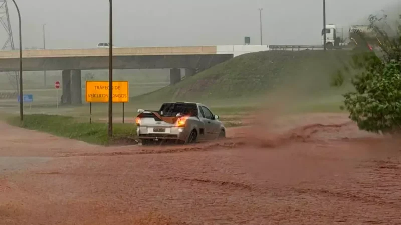 Enxurrada interdita trecho da João Arinos e veículo fica ilhado em Campo Grande