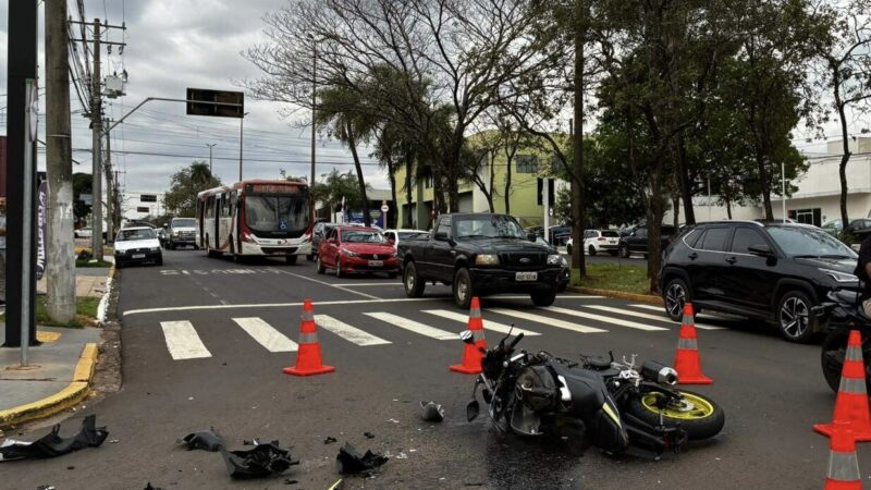 Jovem motociclista fica gravemente ferido em acidente na Avenida Mato Grosso, em Campo Grande