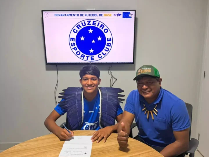 Jovem indígena Terena de MS assina primeiro contrato com o Cruzeiro e sonha com a Seleção Brasileira