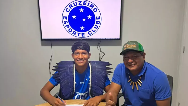 Jovem indígena Terena de MS assina primeiro contrato com o Cruzeiro e sonha com a Seleção Brasileira