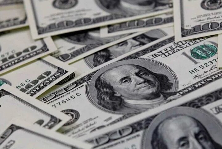 Dólar sobe para R$ 5,08 no primeiro pregão de agosto enquanto Bolsa fecha estável