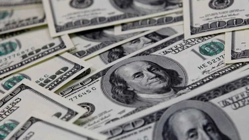 Dólar sobe para R$ 5,08 no primeiro pregão de agosto enquanto Bolsa fecha estável